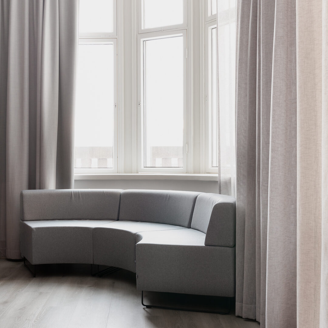 DieNo Games sisu interior toimitilasuunnittelu rento oleskelutila toimistossa. Kaarisohva. Beige ja harmaa moderni sisustus.