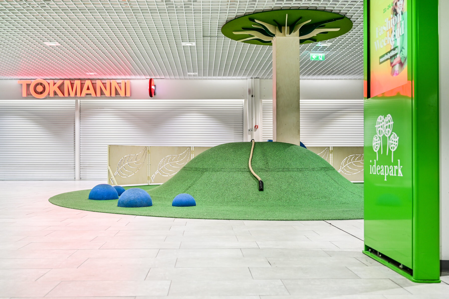 Ideapark Oulu A-aula leikkipaikka, jossa kiipeilykumpu ja vaneripuu. Leikkipaikan sisustussuunnittelu Sisu interior.