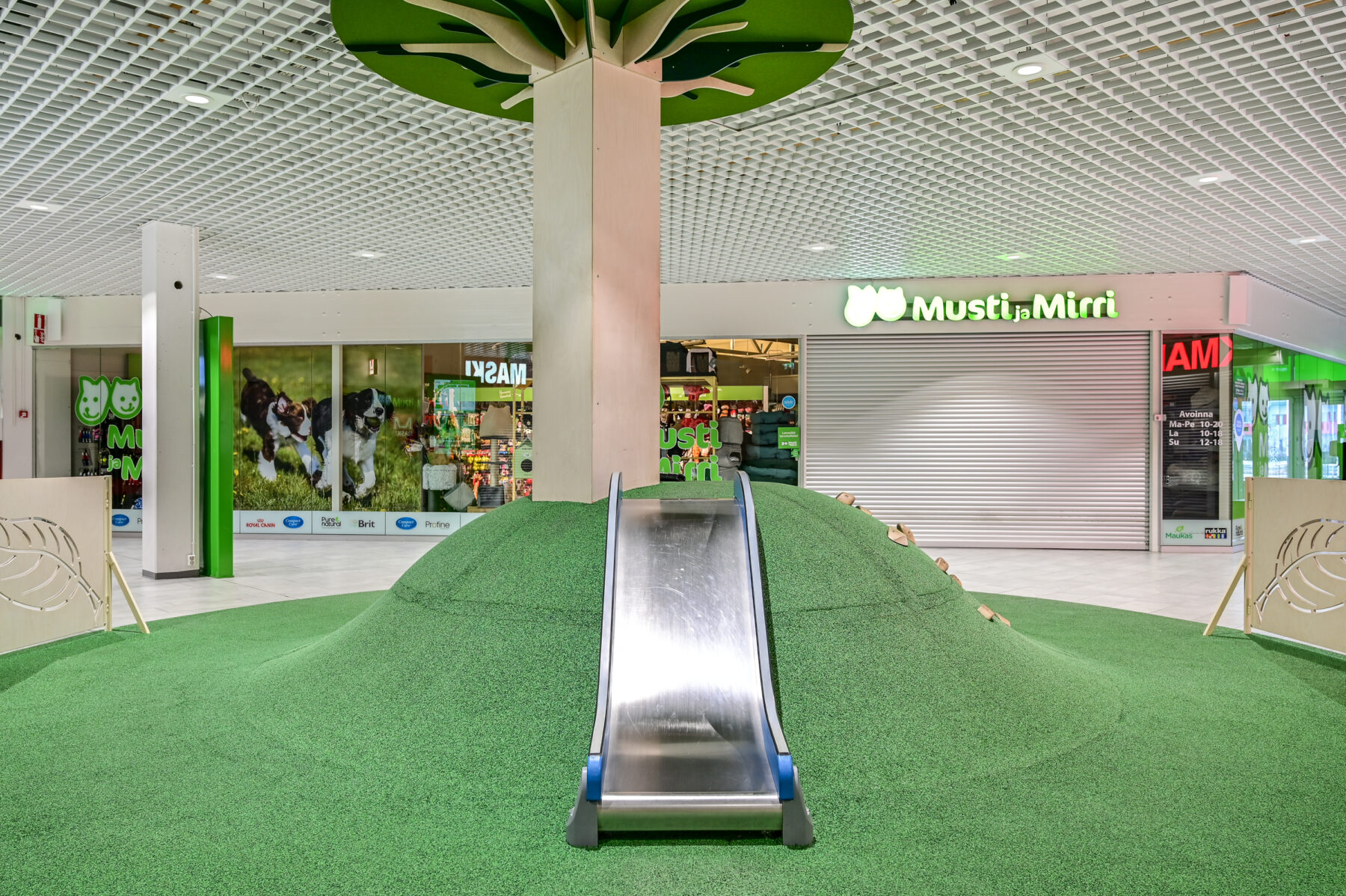 Ideapark Oulu A-aula leikkipaikka, kiipeilykumpu ja liukumäki. Leikkipaikan sisustussuunnittelu Sisu interior.