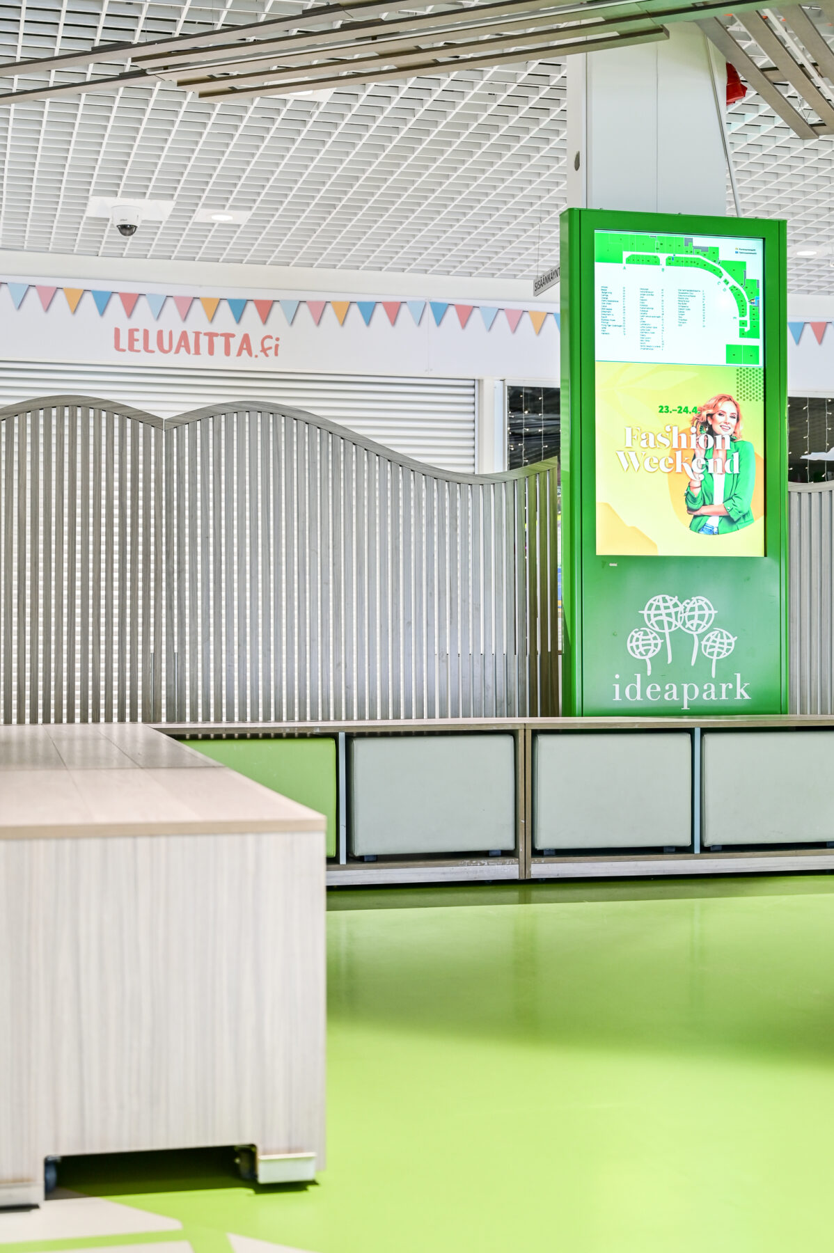 Ideapark Oulu B-aula tapahtuma-alue, Liikuteltavat tilanjakajat rimapuuta, joiden yläosa muodostaa kumpuilevan aalto siluetin. sisustussuunnittelu Sisu interior.
