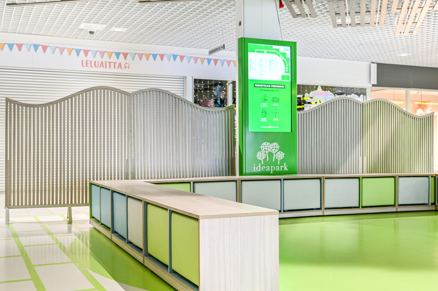 Ideapark Oulu B-aula tapahtuma-alue, Liikuteltavat tilanjakajat rimapuuta, joiden yläosa muodostaa kumpuilevan aalto siluetin. sisustussuunnittelu Sisu interior.