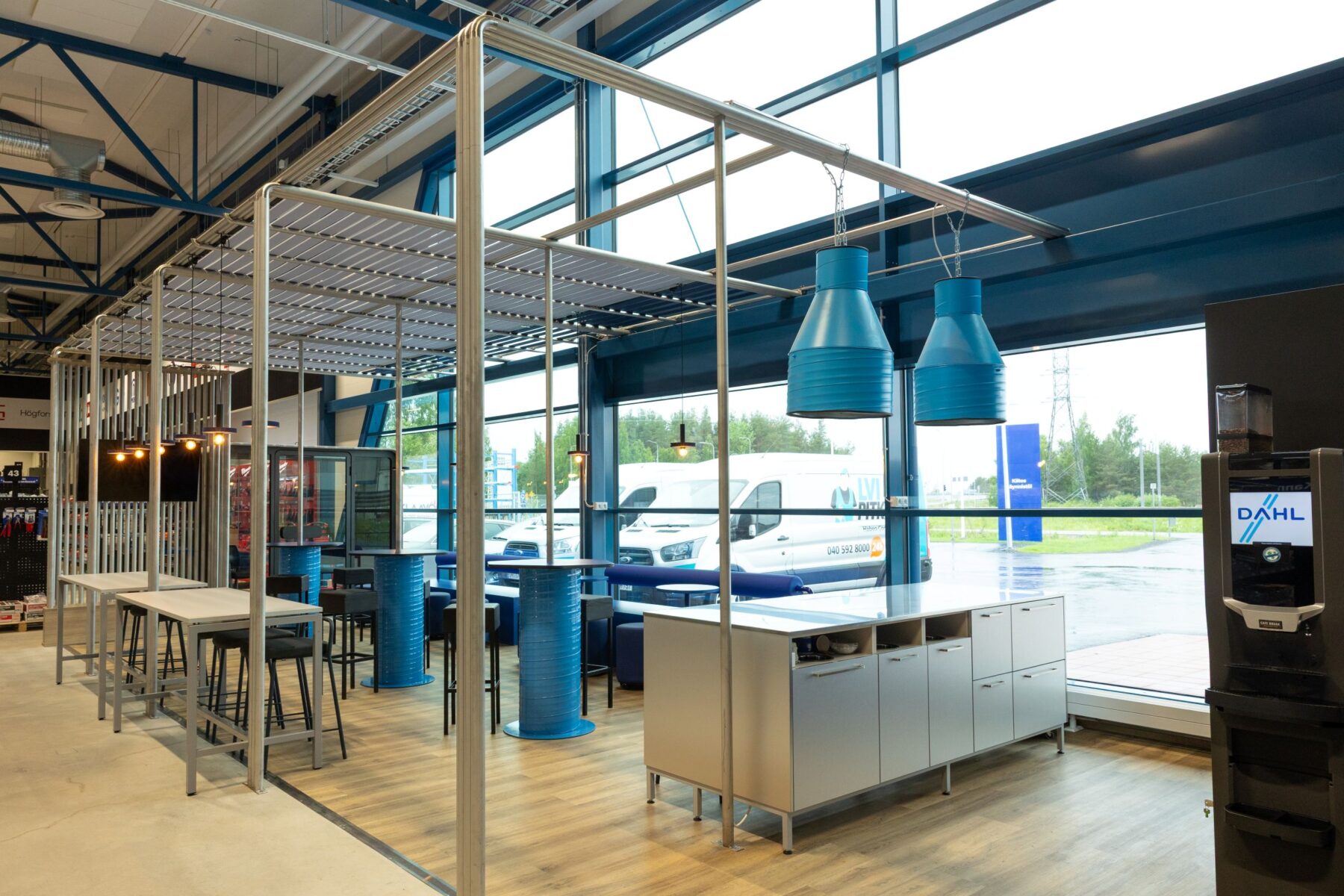 Dahl Oulu myymälän asiakaskahvila. Sisustussuunnittelu Oulu. Liiketilan sisustussuunnittelu. Sisu Interior Sisustusarkkitehtitoimisto.
