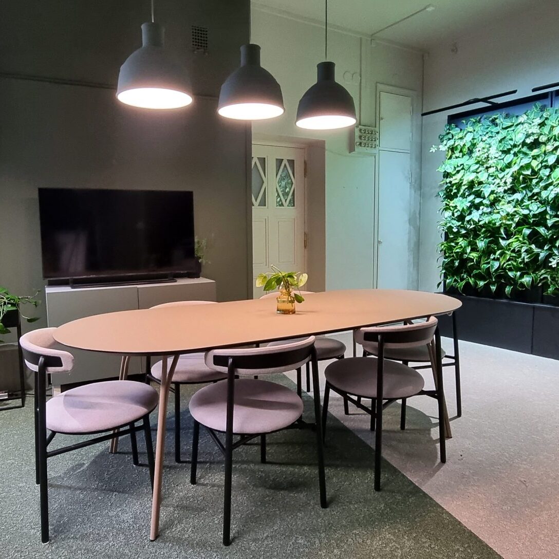 Sisu interior neuvotteluhuoneen ja työpisteen vuokraus pakkahuoneenkatu 15 oulu. Sisu interior showroom.