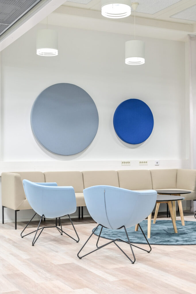Sisustussuunnittelu Oulu. Toimiston sininen taukotilan sisustus. Sisu Interior sisustusarkkitehtitoimisto ja toimitilasuunnittelu.