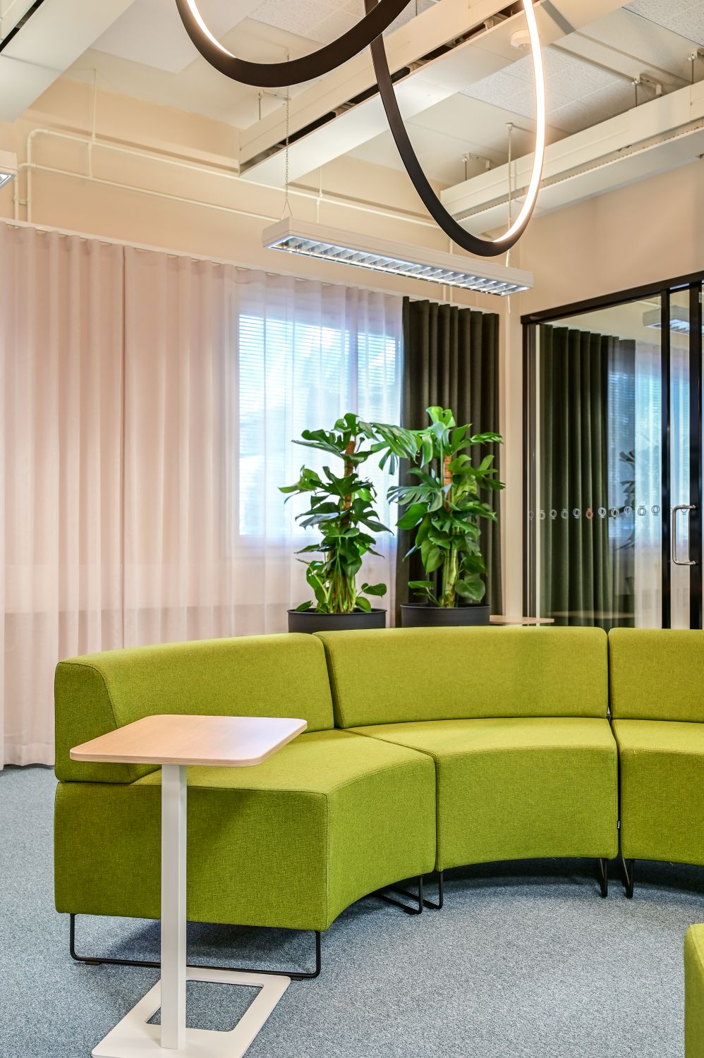 Sisustussuunnittelu Oulu. monitilatoimiston neuvotteluhuone. sisu interior